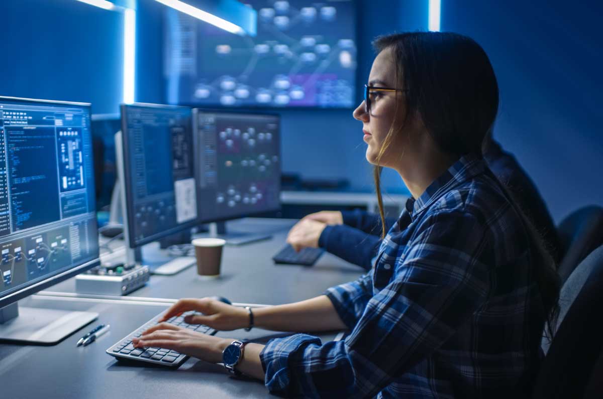 Bild Blog - Frau arbeitet an Computer