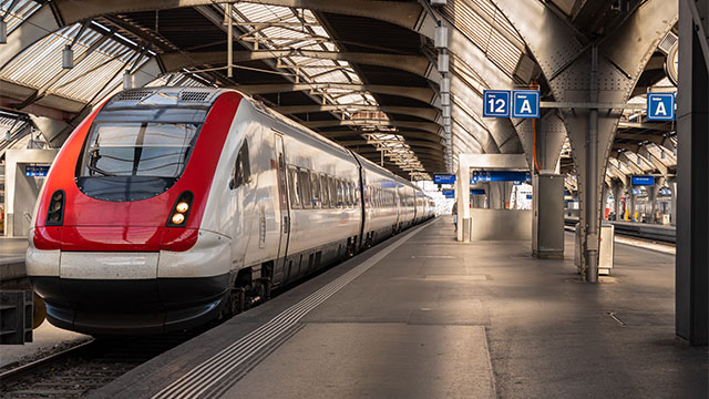 Zug am Bahnhof