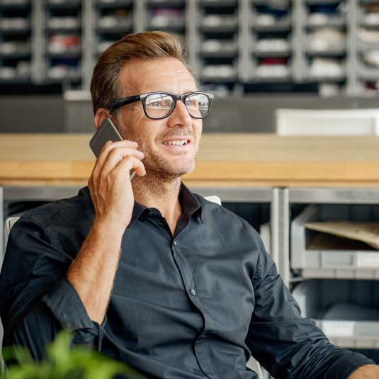 Mann am Telefon im Gespräch mit Steuerberater